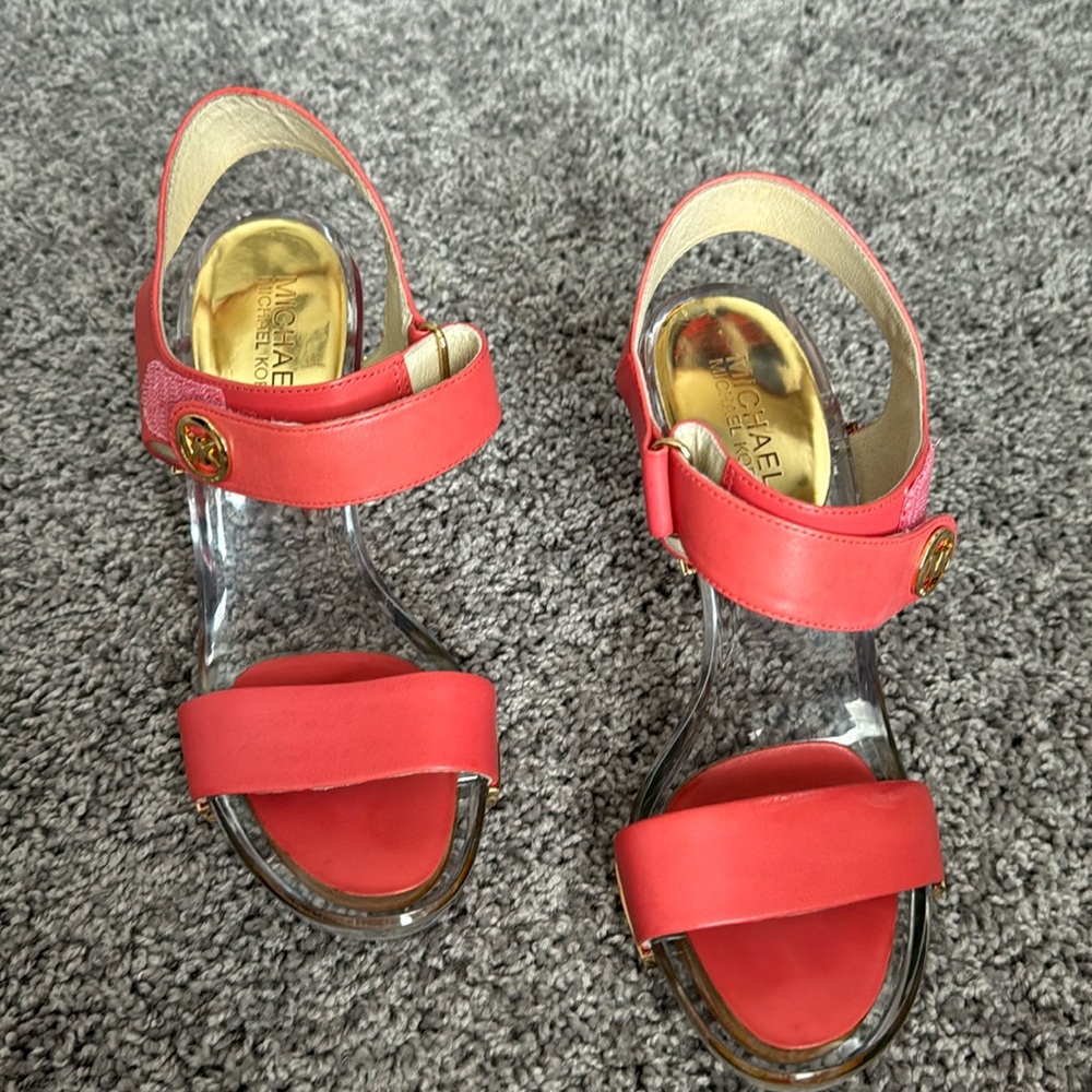 Michael kors coral  sandal size 8 or 7.5 I don’t see size on shoe.